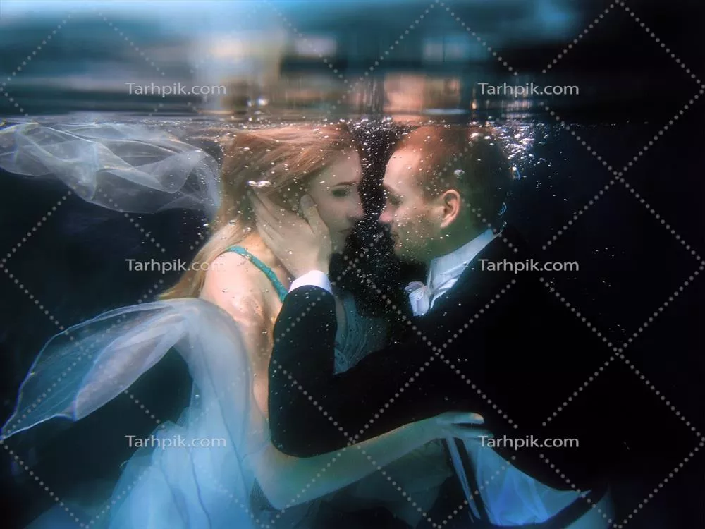 رقص زیبا و عاشقانه یک زوج در زیر آب استخر