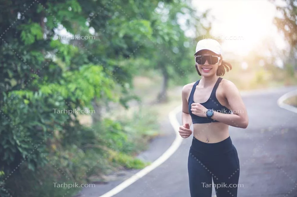 زنان آسیایی در حال دویدن و jogging در فضای باز در یک دویدن شهری