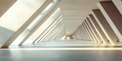 راهروی مدرن معماری با نور آفتاب و ستون‌های هندسی بتن