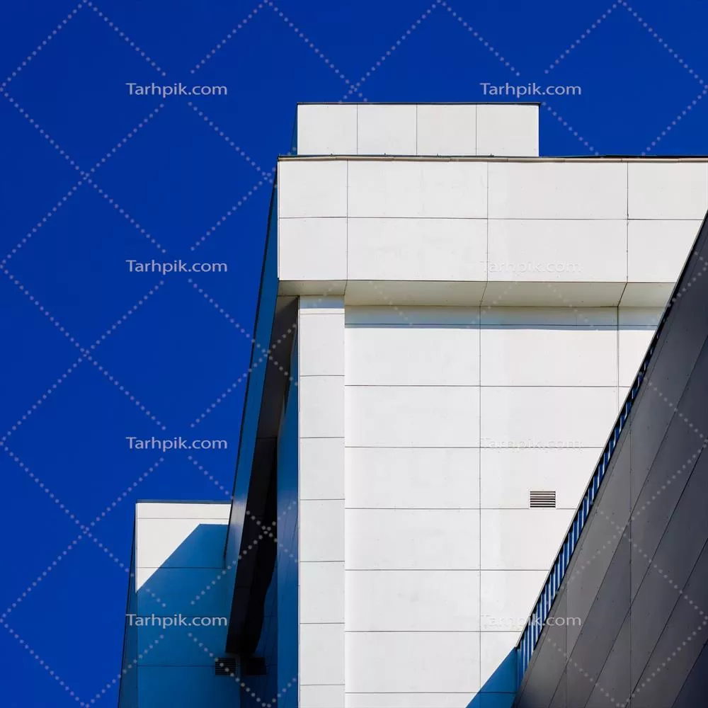 طراحی معماری نوآورانه و مدرن در برابر آسمان زیبای آبی