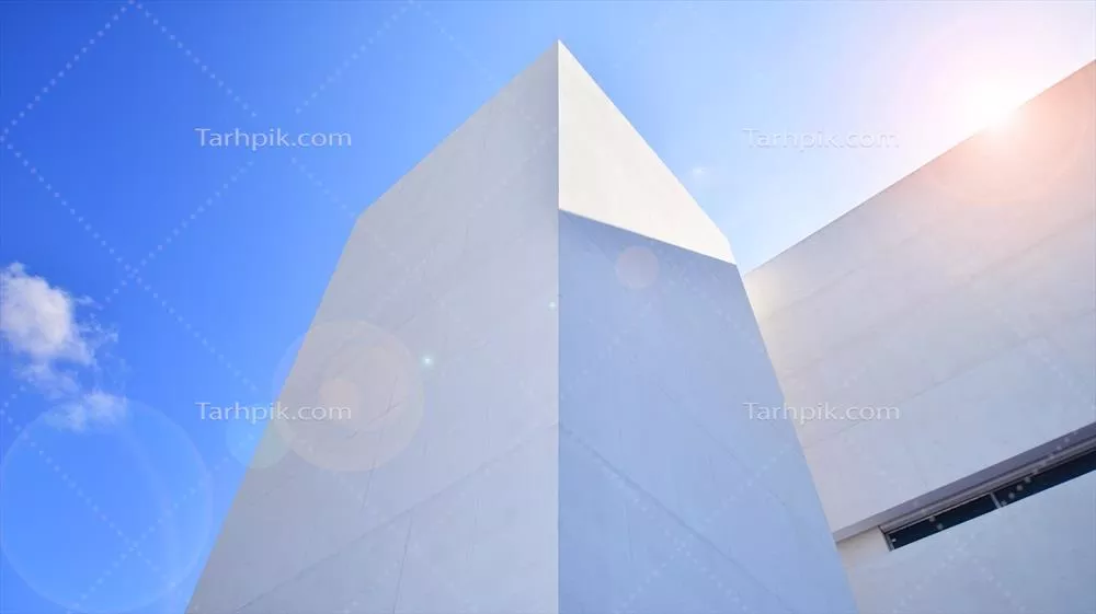 نور و سایه بر روی دیوار بتنی سفید در زمینه آسمان آبی: معماری هندسی در سبک مینیمالیستی