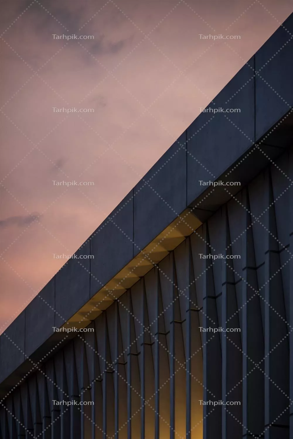 غروب در بافت شهری با ساختمان‌های متقارن و درخشش آفتاب غروب