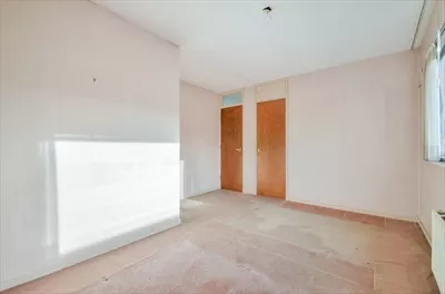 یک اتاق خالی با یک در و یک پنجره در محیطی آرام و ساکت