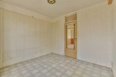 اتاق خالی با یک در و یک پنجره: فضایی ساده و آرامش بخش