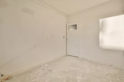 یک اتاق خالی با یک در و یک پنجره - طراحی داخلی ساده