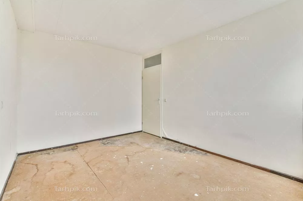 اتاق خالی با یک در و یک پنجره در آن