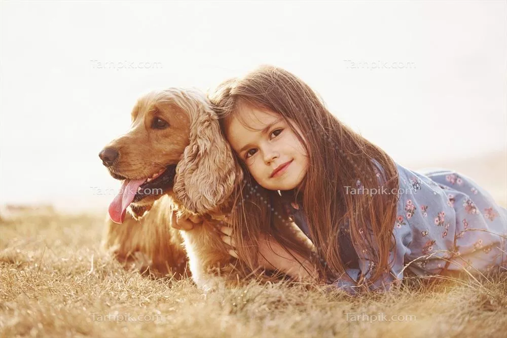 احساس خوشحالی و آغوش گرفتن با حیوان خانگی، دختر کوچک با سگش در روز آفتابی