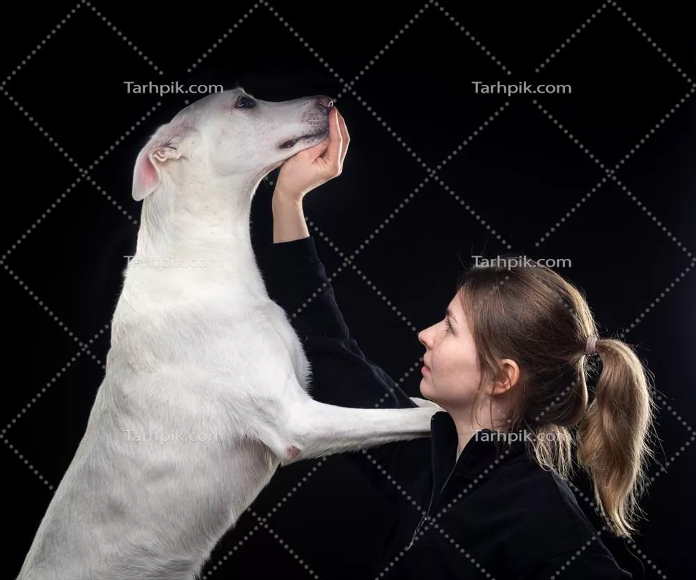 زنی جوان و زیبا در کنار حیوان خانگیاش با پسزمینه سیاه و سفید