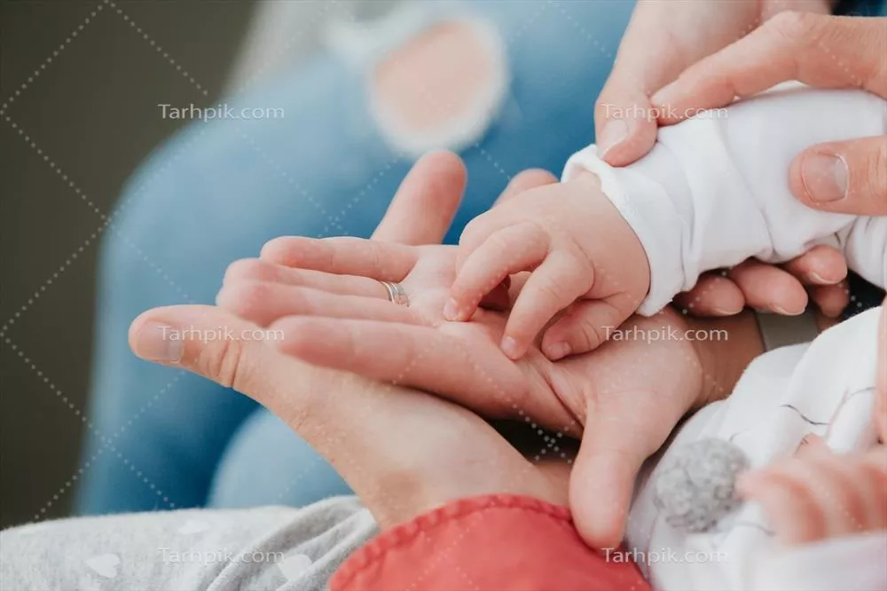 مادر و پدر دست نوزاد خود را در دست گرفتهاند: لحظهای پر از محبت و مراقبتی