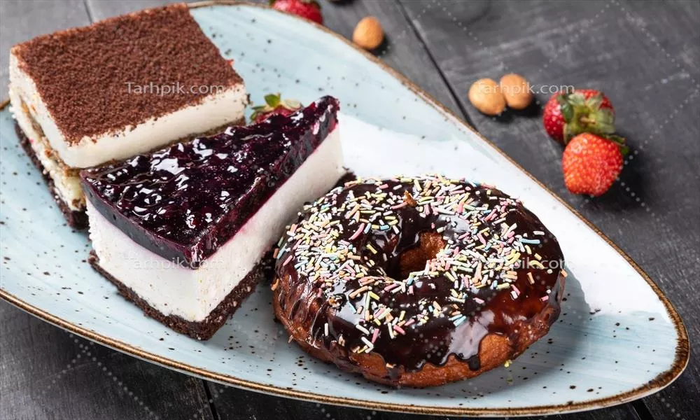 نمای بالای زیبای دونات، کیک شکلاتی و تیراکیو مینیاتوری