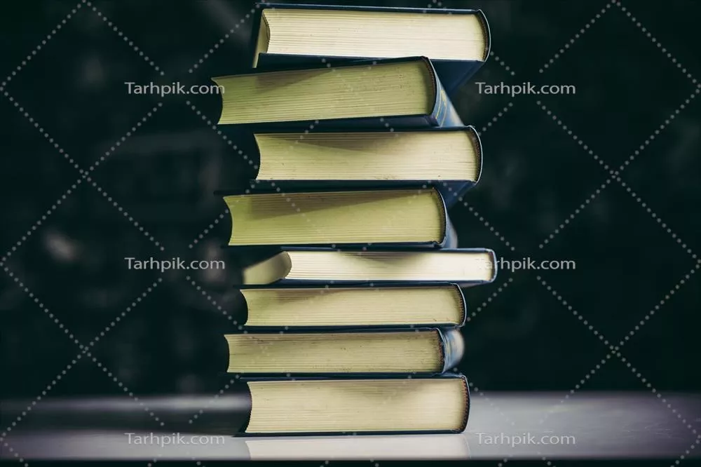 کتابها بر روی یک میز در دستهای از کتابها قرار دارند