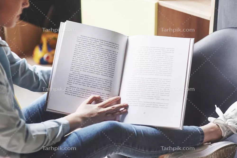 دور نمای نزدیک دو دختر جوان که در کافه یا کتابخانه مشغول مطالعه کتاب هستند