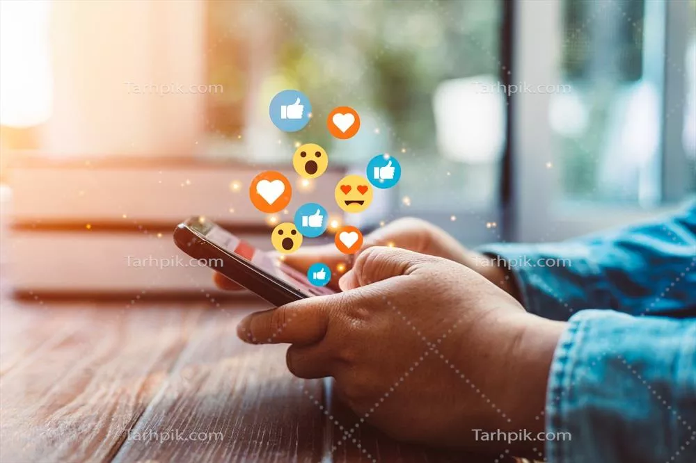 زنی جوان که از گوشی هوشمند برای استفاده از رسانه‌های اجتماعی بهره می‌برد