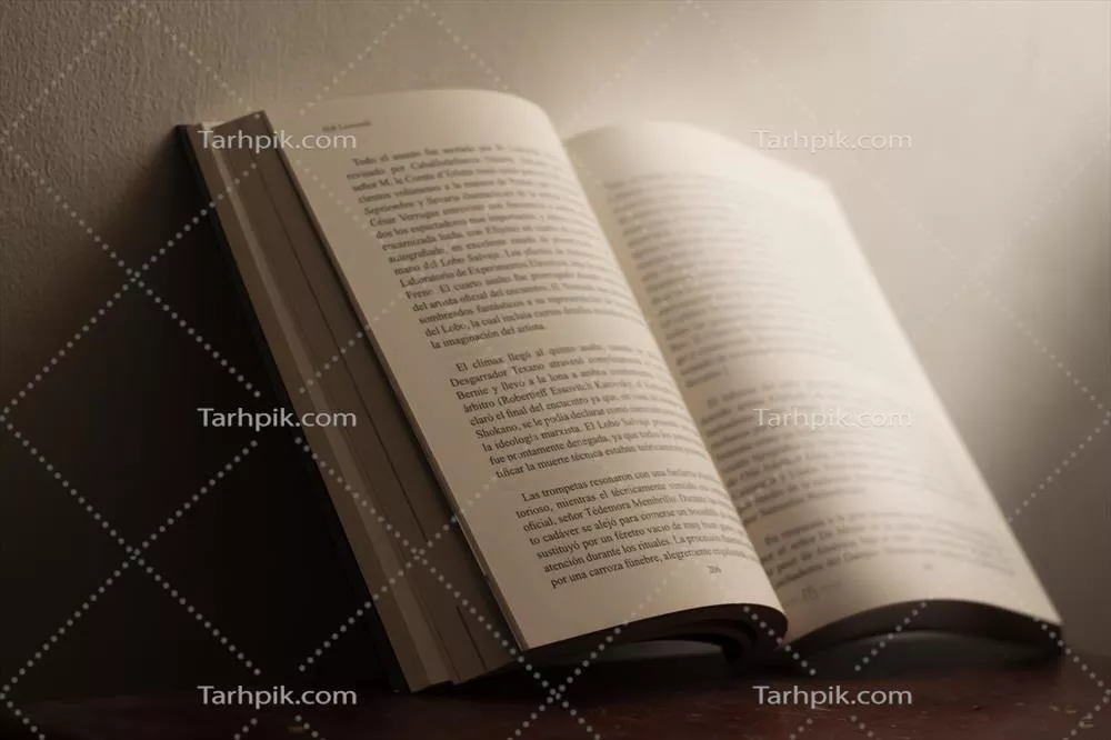 کتاب باز در اتاقی پر از نور و روشنی دلپذیر