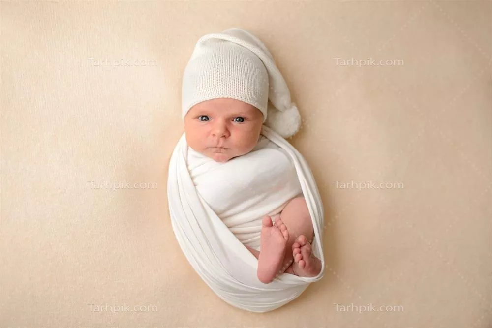 پرتره ای از یک دختر بچه یا پسر بچه اروپایی رنگین کمان با لبخند دلربا