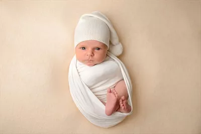 پرتره ای از یک دختر بچه یا پسر بچه اروپایی رنگین کمان با لبخند دلربا