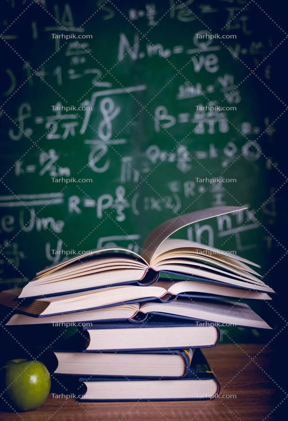 تجهیزات آموزشی: تخته‌ها و کتاب‌ها برای مفهوم آموزش با فضای خالی