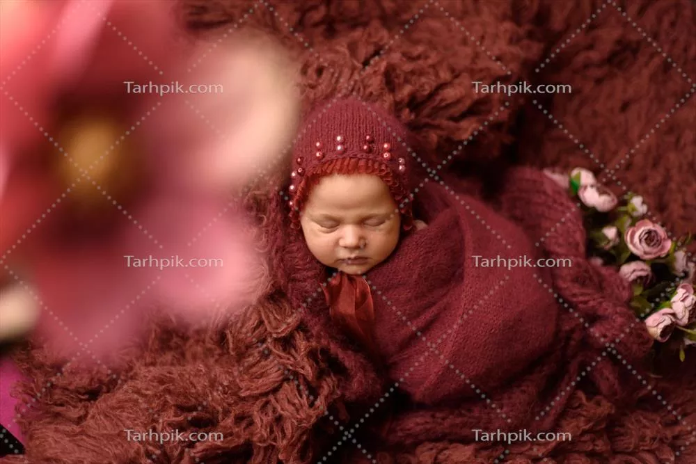 نوزاد خوابیده بر روی فلوچی: زیبایی و آرامش در لحظات نازنین