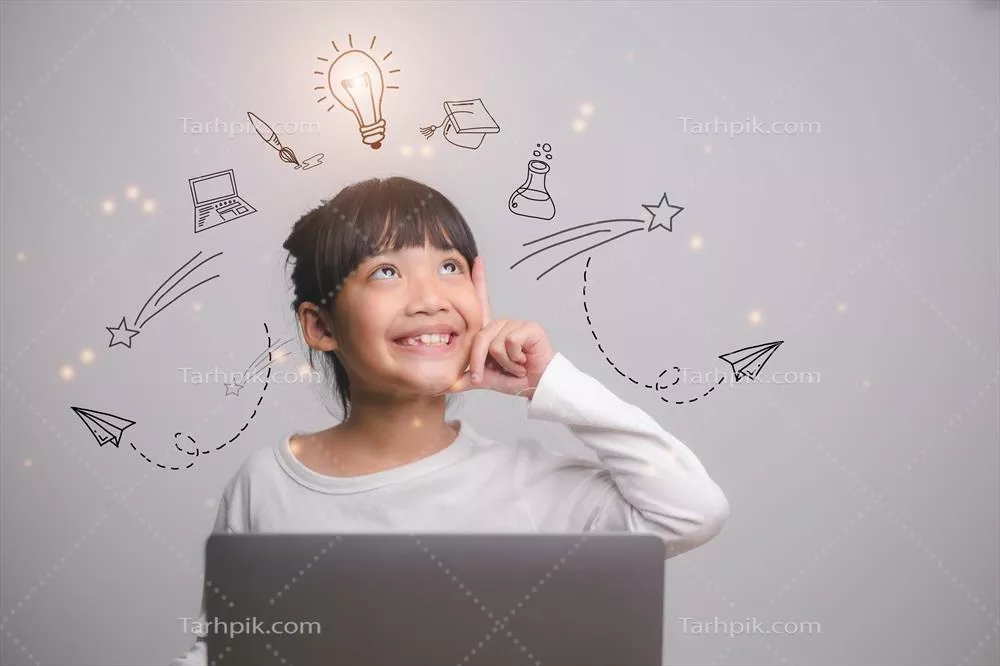 مفهوم تفکر و خلاقیت: دختر آسیایی و نماد تکنولوژی رسانه و آموزش الکترونیکی