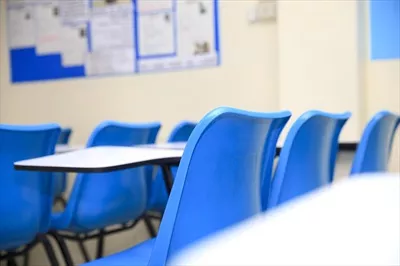 صندلی‌ها و میزها در یک کلاس درس: طراحی و کاربری در آموزش