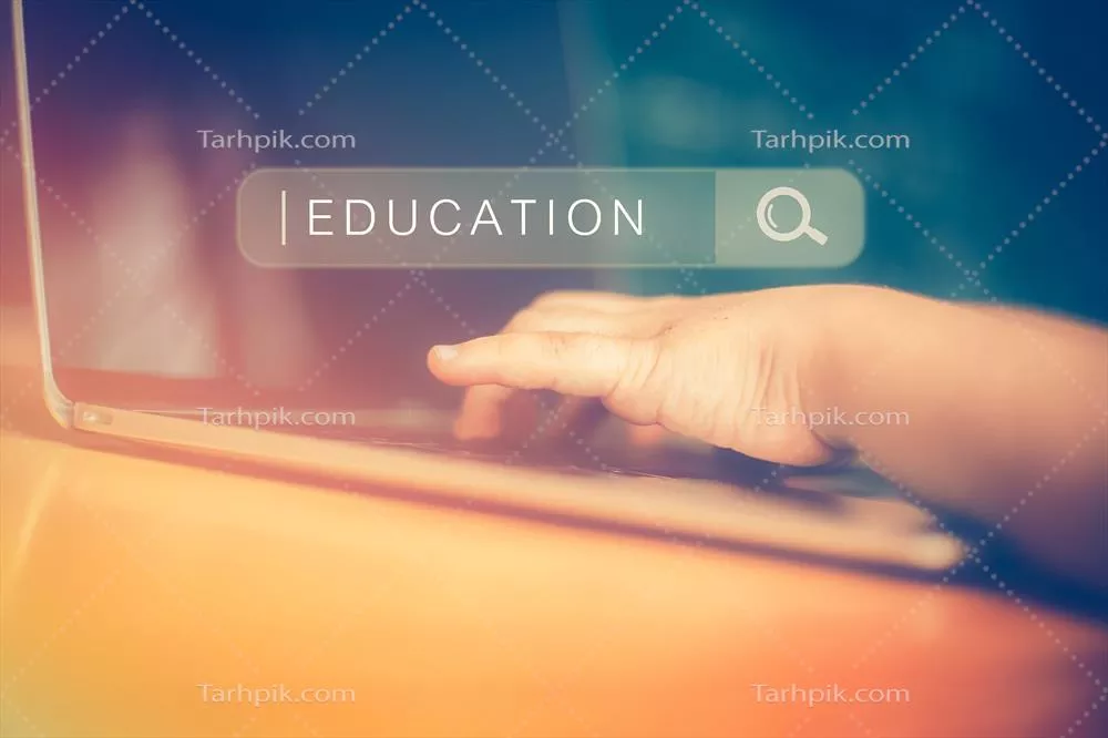 مفهوم جستجو و مرور اطلاعات در اینترنت با استفاده از لپتاپ توسط کودک آسیایی