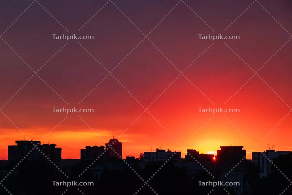 سکوت افق: سیلوئت شهر در غروب و چشم‌انداز شهری در سپیده دم