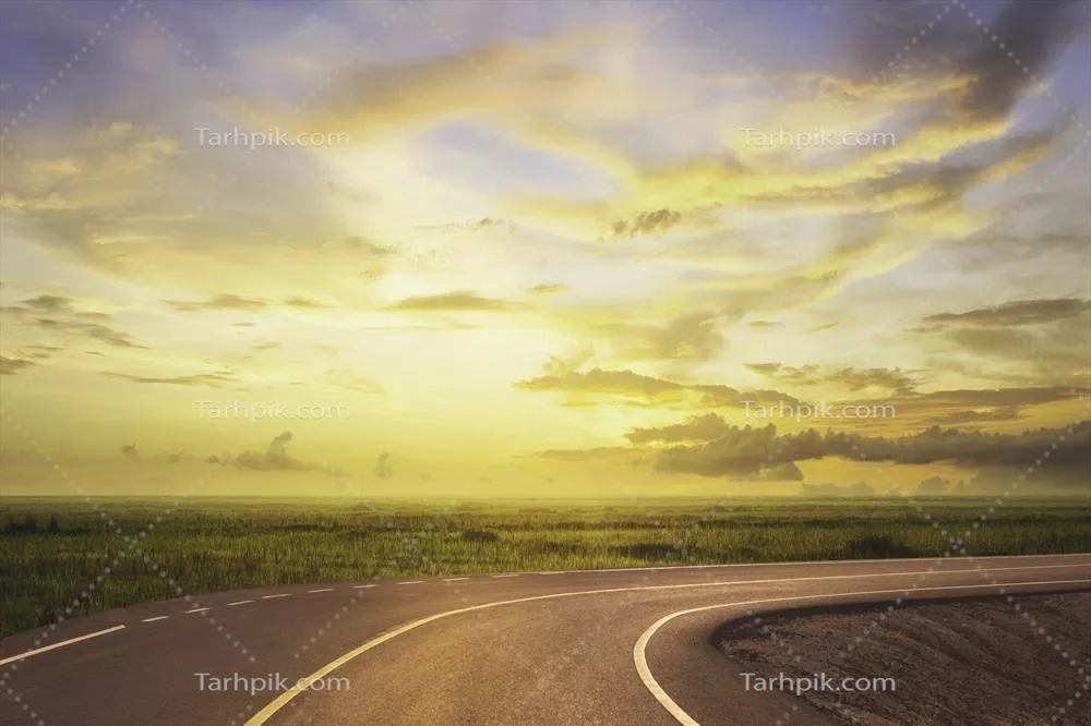 جاده آسفالت زیبا و زمین زراعی در حومه شهر