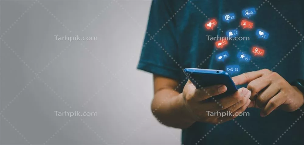 مردی با گوشی هوشمند در دنیای فناوری دیجیتال و ارتباطات آنلاین