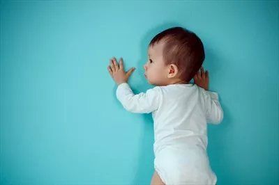 عکس استودیویی از دختر بچه آسیایی در حال لبخند زدن