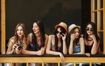پنج دختر جوان زیبا در حال لبخند زدن در پارک