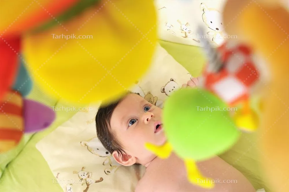 تصویر نزدیکی از چهره ناز و شیرین یک نوزاد کوچک