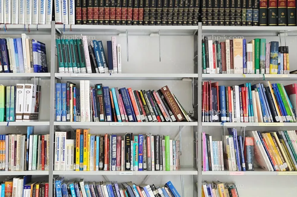کتابهای یونان 2022: بررسی مجموعه کتابخانهای غنی و متنوع