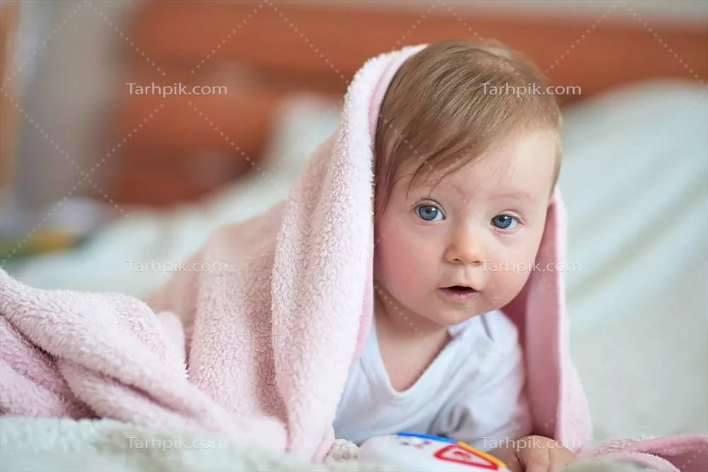 عکس نوزاد زیبا و کوچک با لبخند دلنشین - شادی جوانان