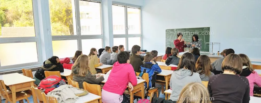 کلاس‌های علم و شیمی در مدرسه: گسترش دانش و مهارت‌های علمی دانش‌آموزان