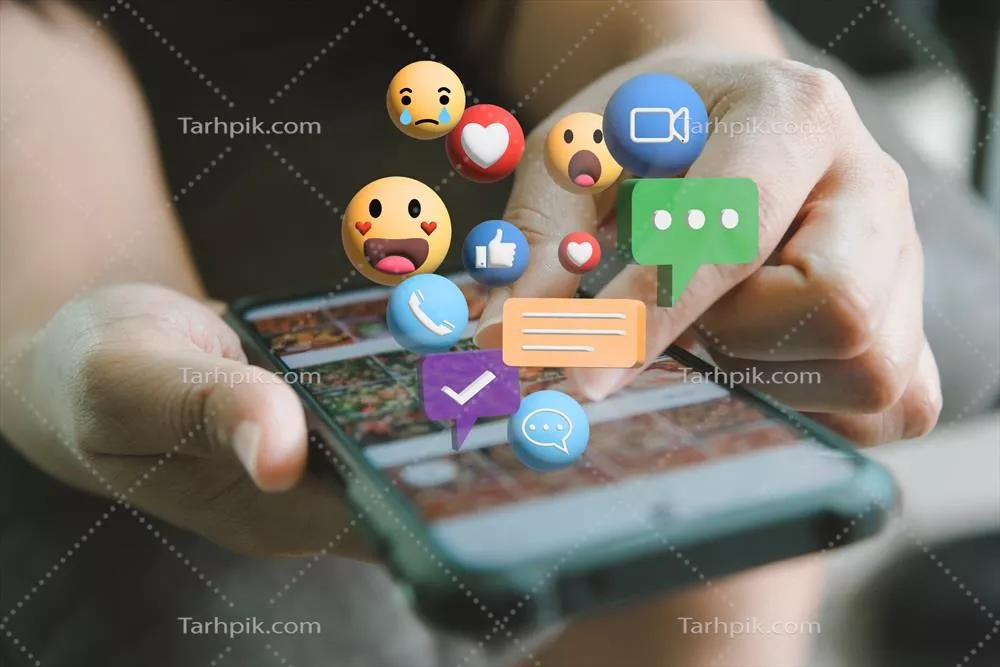 زن با موبایل هوشمند در دنیای رسانه‌های اجتماعی و بازاریابی دیجیتال