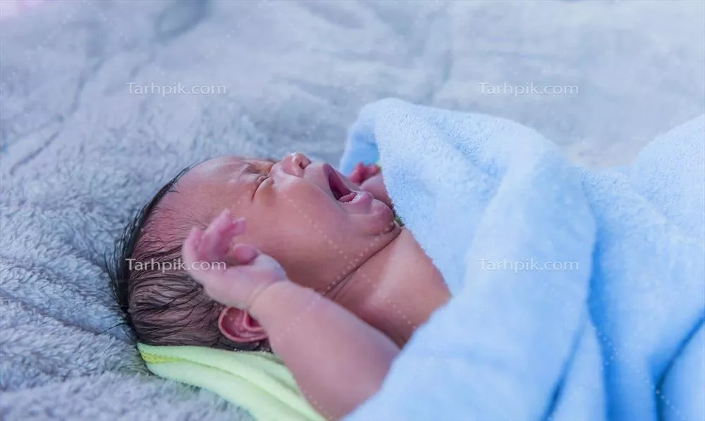 تصویری نزدیک از نوزاد زیبا و خوابآلود در حالت آرامش