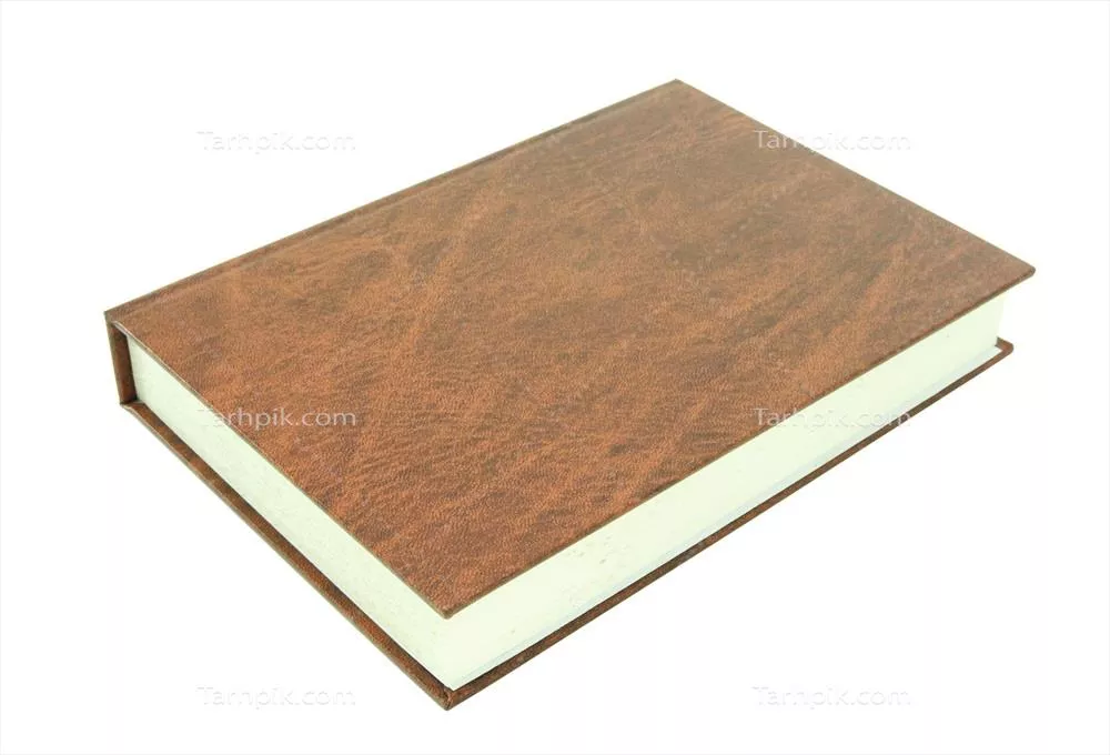 کتاب چرمی زیبا و مستقل بر روی پسزمینه سفید