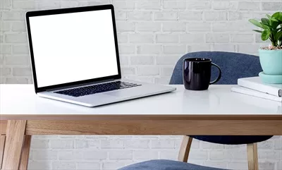 شبیهسازی لپتاپ روی میز اداری برای طراحی و ارائه ایدهها