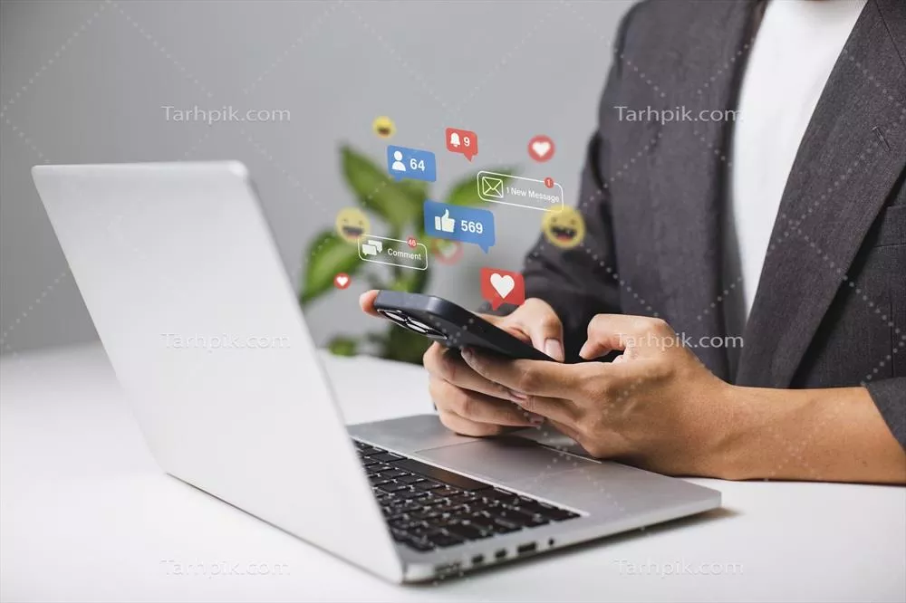 مردی که برای کار درباره چت زنده و بازاریابی رسانههای اجتماعی از لپتاپ استفاده میکند