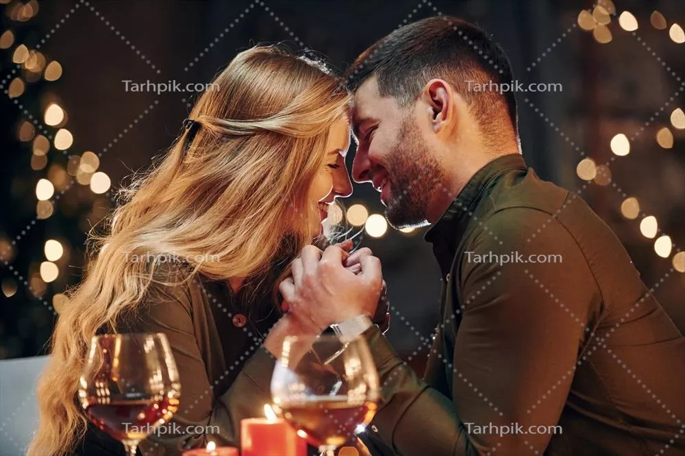 شام رمانتیک یک زوج جوان و دوستداشتنی در فضای داخلی