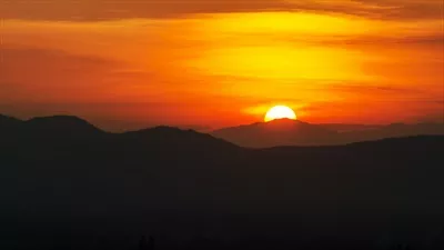 غروب آفتاب بر فراز رشته کوه‌های زیبا و آرامش‌بخش