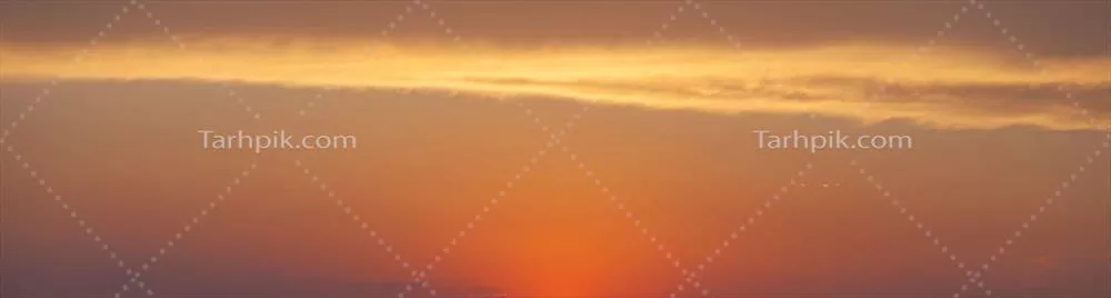 آسمان دراماتیک و رنگارنگ با تابش شبهنگام و ابرهای نورانی