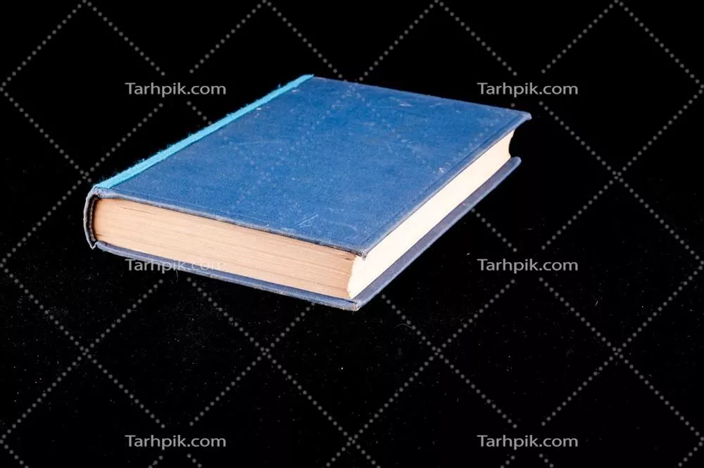 کتاب جداشده بر روی پسزمینه سیاه با طراحی مینیمالیستی