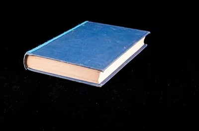 کتاب جداشده بر روی پسزمینه سیاه با طراحی مینیمالیستی