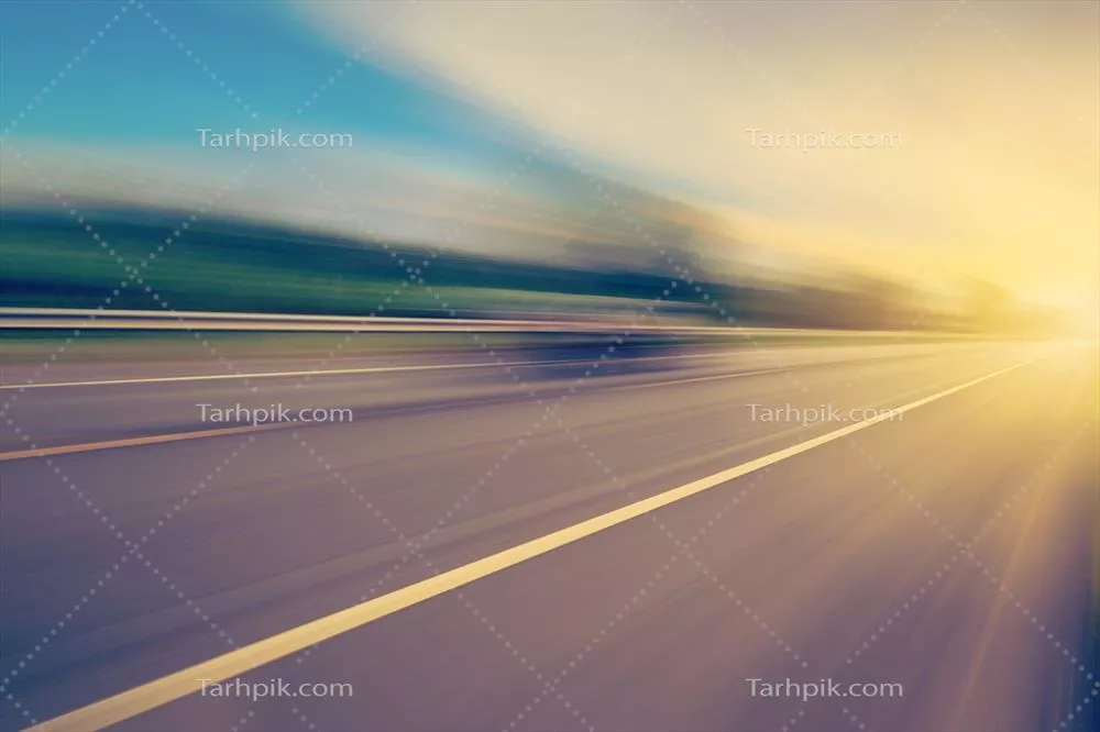 جاده خالی و انتزاعی با آسفالت مبهم و نور آفتاب در فضایی باز