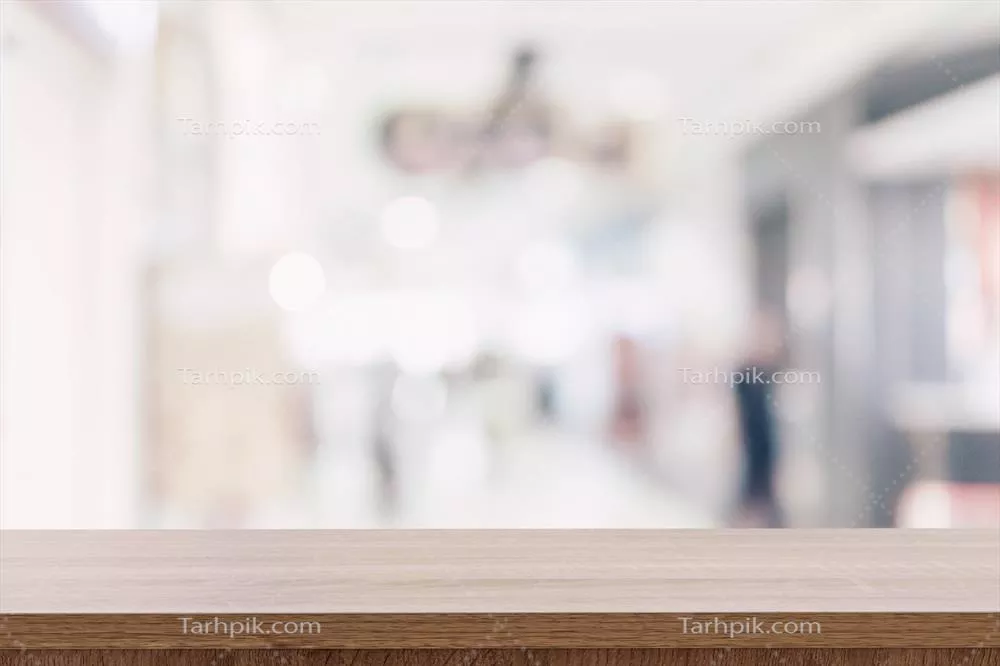 صفحه چوبی خالی با پس‌زمینه‌ای مدرن از یک مرکز خرید برای نمایش و مونتاژ محصول