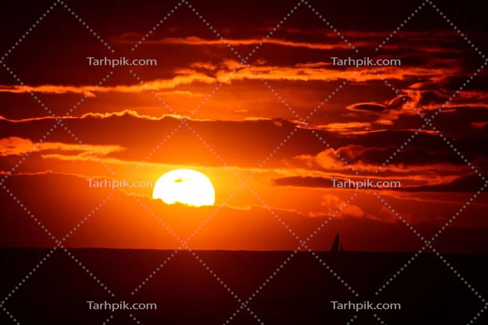 غروب زیبا بر فراز دریا: تماشای شگفتیهای طبیعت در غروب
