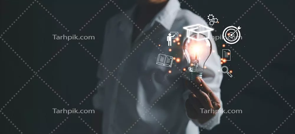 زنی با کلاه فارغالتحصیلی و لامپ، نمادی از تحصیلات آنلاین و خلاقیت