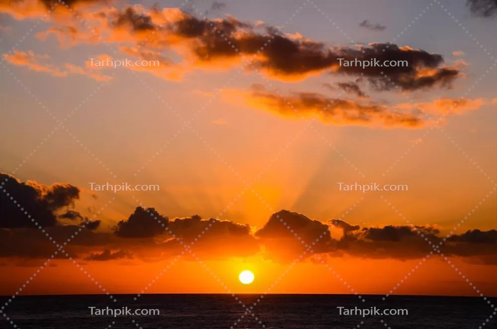 غروب آفتاب بر روی دریا با زیبایی خیرهکننده و آرامشبخش