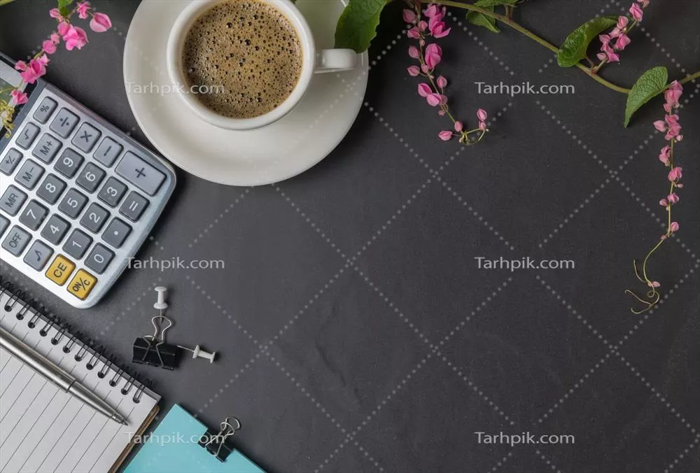 میز اداری شیک با سنگ سیاه، ماشین حساب، قهوه سیاه و خودکار
